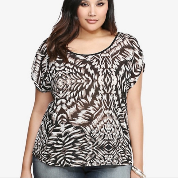 ♠️SOLD♠️Torrid's AbstractCriss-cross Open Back Top - Picture 2 of 11